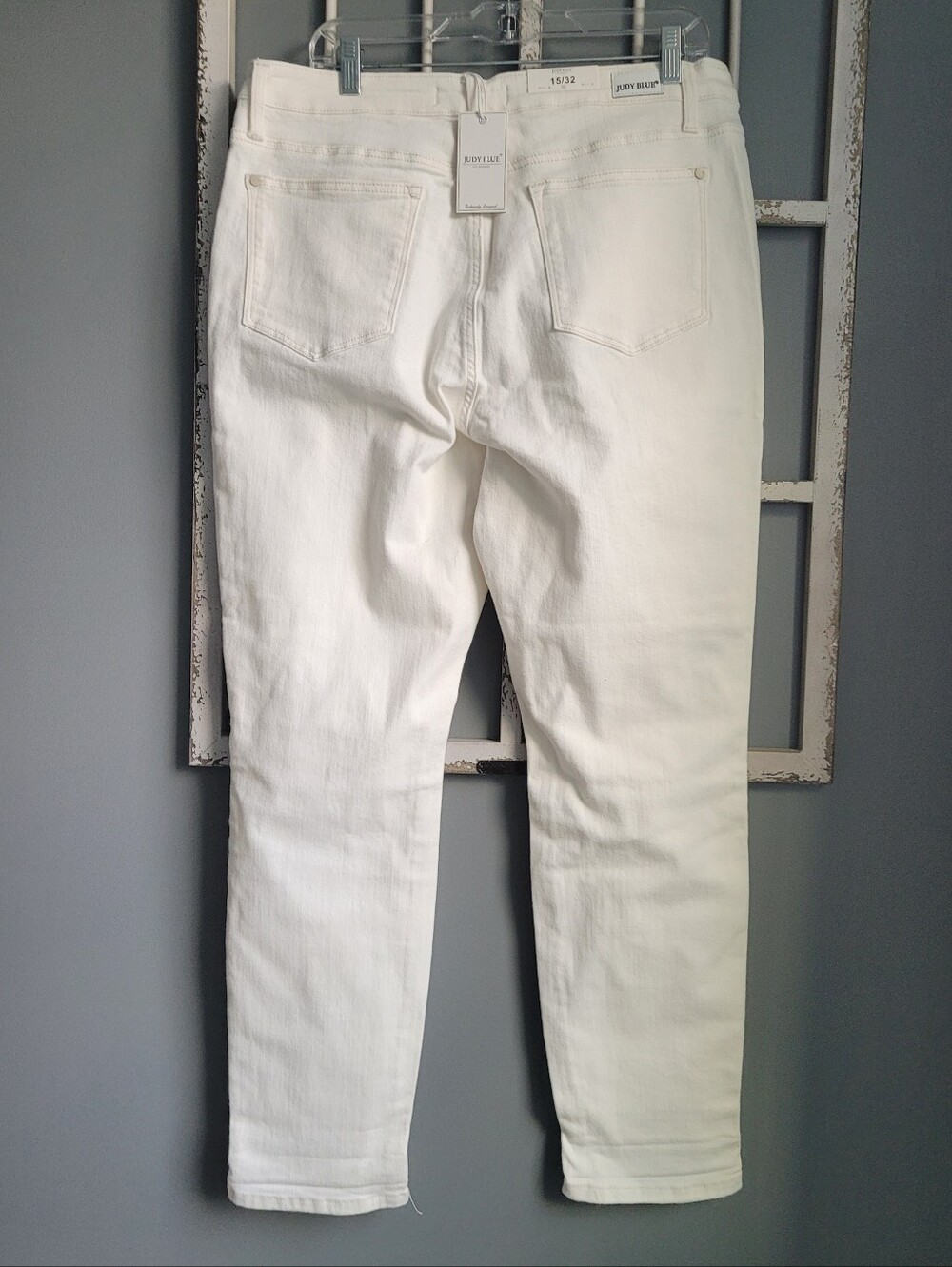NWT JUDY BLUE Boyfriend Fit, High-rise, Straight Leg Jeans in White, Size 15/32 - Picture 4 of 8